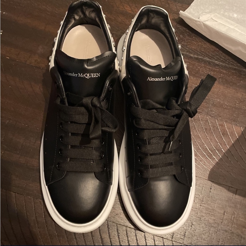 Comes with box and extra laces